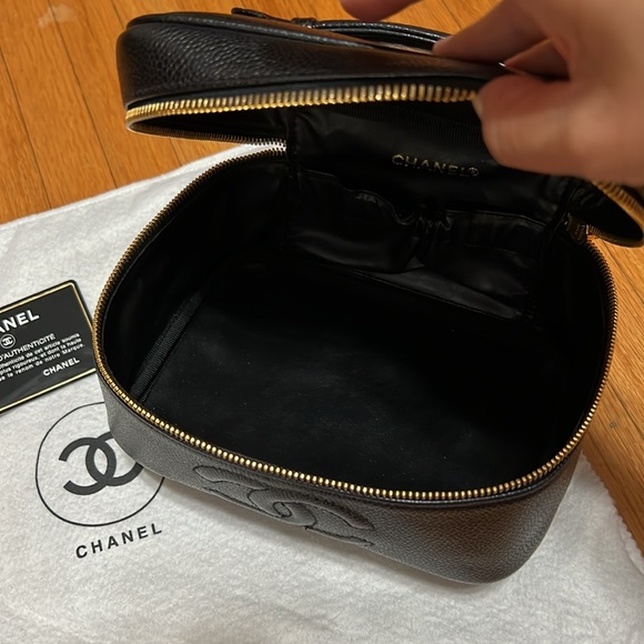 🚨 SOLD 🚨 🖤💛 EXCELLENT CONDITION CHANEL CC Logo Caviar Cosmetics Vanity Hand Bag - Picture 7 of 8